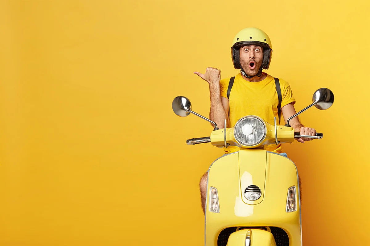 homme sur scooter jaune